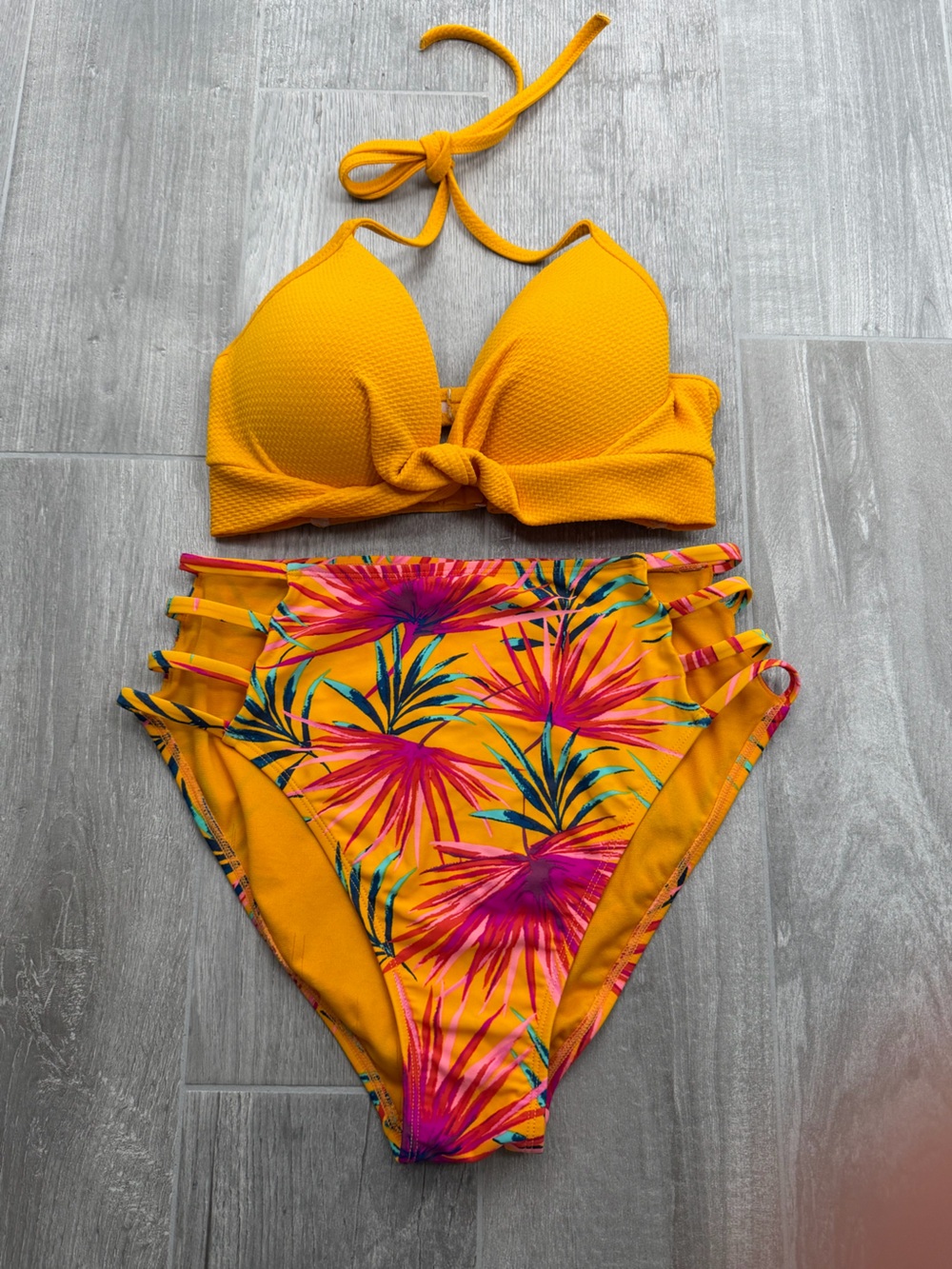Shade & Shire women’s swim top size 34C and Xhilaration Tropical swim bottoms M